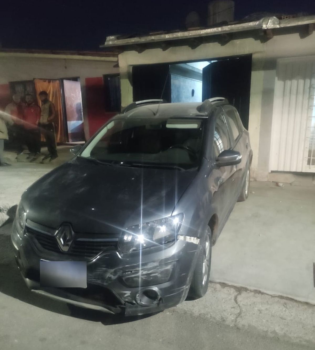 El Renault Stepway gris oscuro robado en el carril Rodríguez Peña, fue encontrado en la puerta de una casa del barrio La Estanzuela, de Godoy Cruz. El Renault Stepway gris oscuro robado en el carril Rodríguez Peña, fue encontrado en la puerta de una casa del barrio La Estanzuela, de Godoy Cruz.
