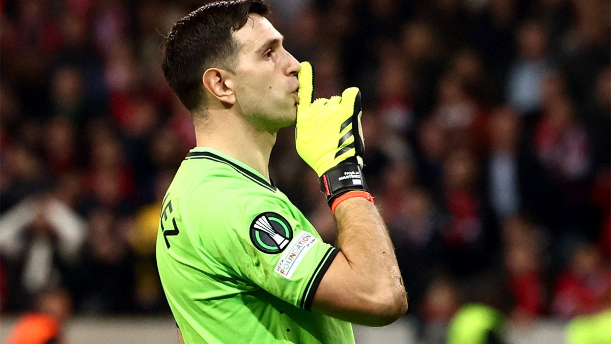 Dibu Martínez la rompió en el Aston Villa.