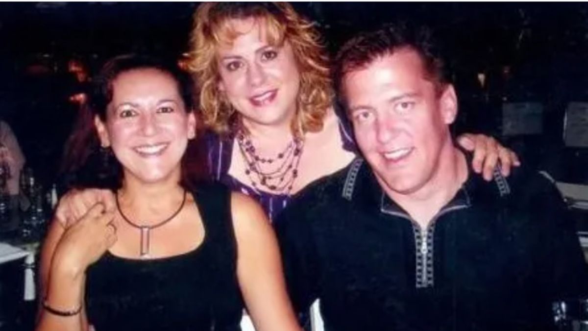 Bruce Jeffrey Pardo junto a su exesposa y otra familiar. En la cena de Nochebuena, se disfrazó de Papá Noel y mató a sus familiares Bruce Jeffrey Pardo junto a su exesposa y otra familiar. En la cena de Nochebuena, se disfrazó de Papá Noel y mató a sus familiares