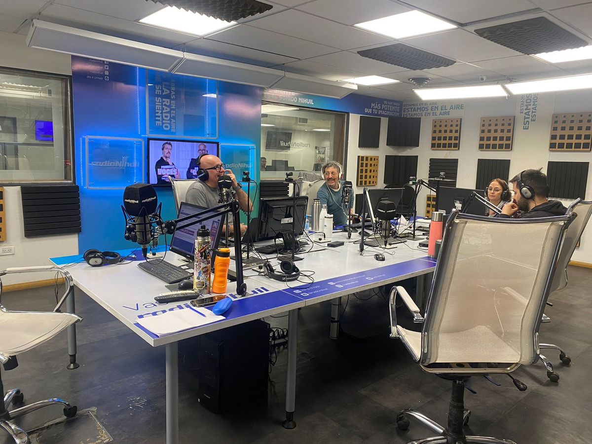 El momento del pase entre Ricardo Montacuto y Andrés Gabrielli en el estudio de Radio Nihuil.