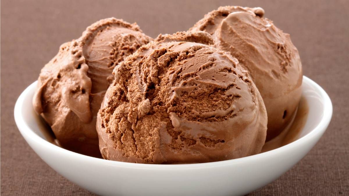 El helado de chocolate keto es una receta rica, pr&aacute;ctica y perfecta para quienes siguen una dieta baja en carbohidratos, evitar l&aacute;cteos y az&uacute;car.