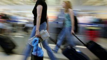 Prohibido usar maletas con rueditas