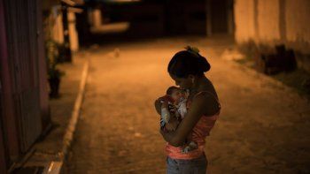 Brasil: ligan las microcefalias al zika y hay pánico entre embarazadas