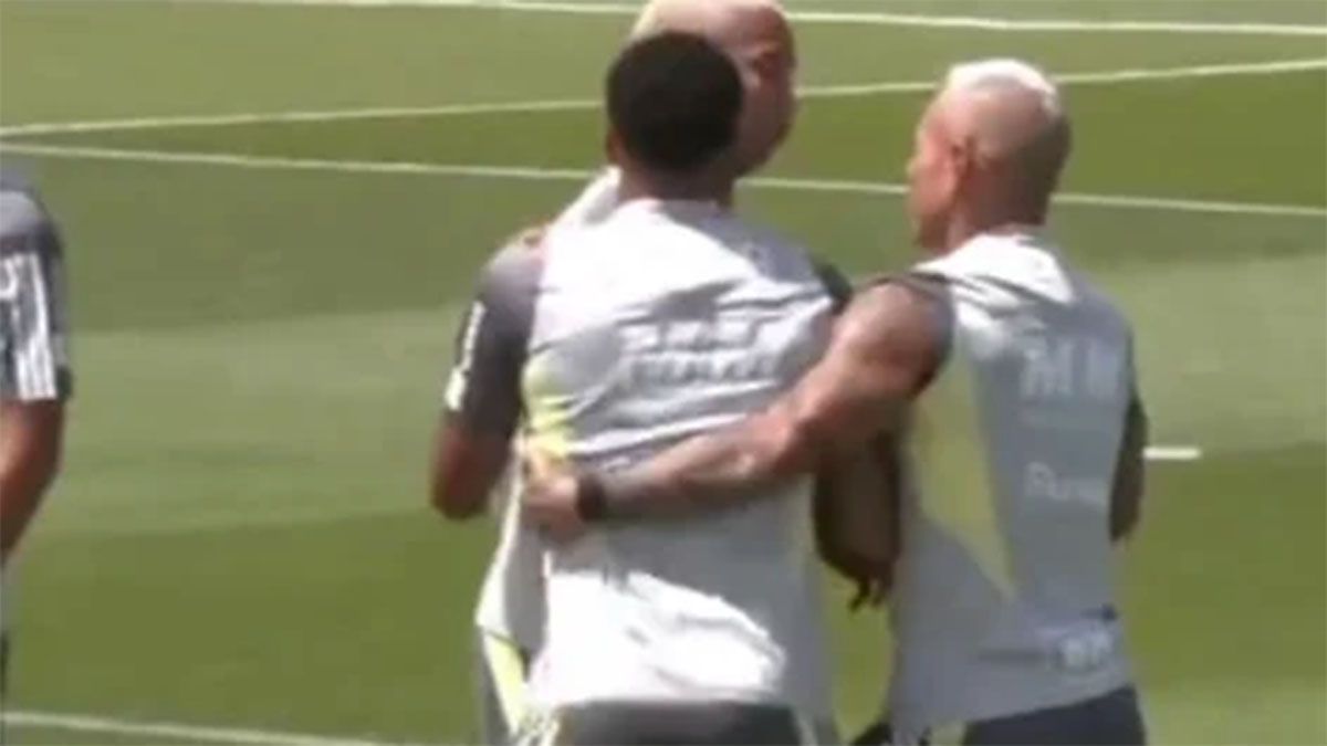 Tremendo lío en Mineiro por el tenso cruce de dos jugadores en el entrenamiento