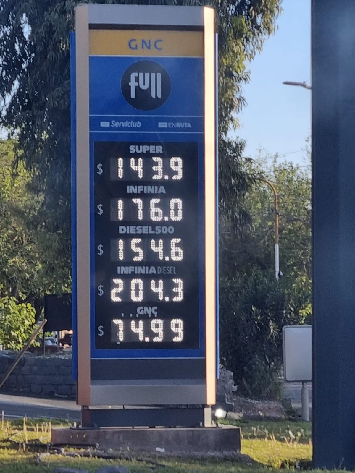 Así quedaron los precios en la mañana de este sábado, según se veía en una YPF de Costanera.