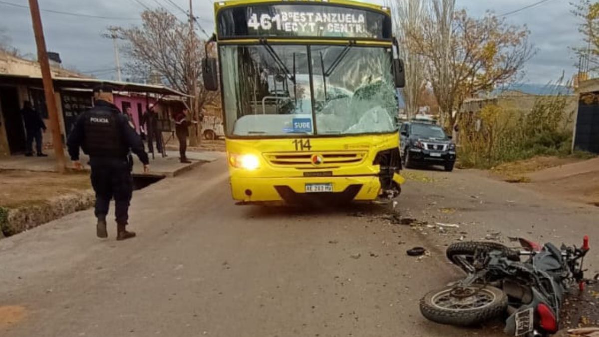 Dos personas perdieron la vida a bordo de una moto en José Mathieu y Cichitti de Las Heras.