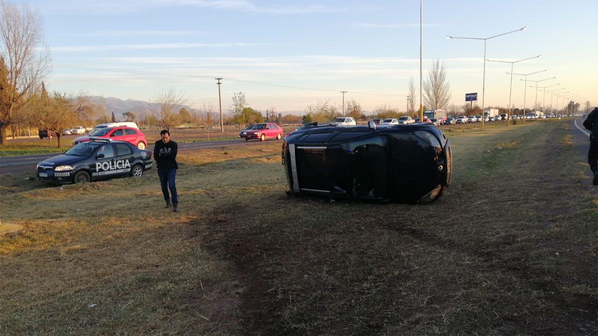 Un matrimonio y sus dos hijos volcaron en su auto en el Acceso Sur