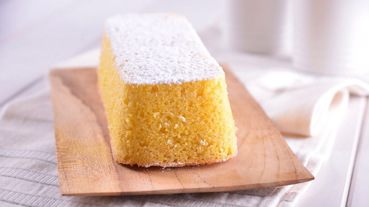 Budín sin gluten y sin azúcar: la receta fácil con yogur que queda súper esponjosa con solo 2 ingredientes