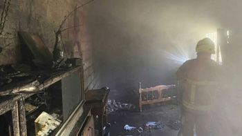 Llegó borracho y drogado, discutió con su suegra por dinero y le prendió fuego la casa