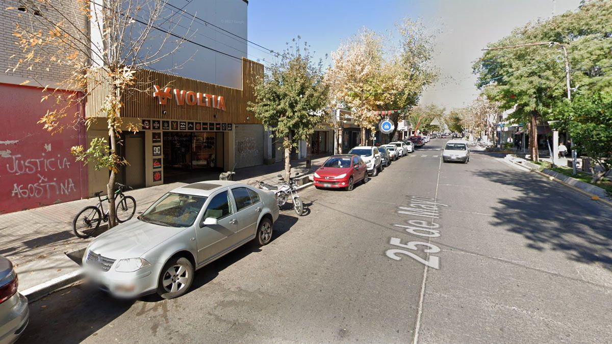 El local de ropa Voltia, de San Martín, fue también víctima de una banda de mecheros que robó ropa mientras entretenían a los vendedores. El local de ropa Voltia, de San Martín, fue también víctima de una banda de mecheros que robó ropa mientras entretenían a los vendedores.