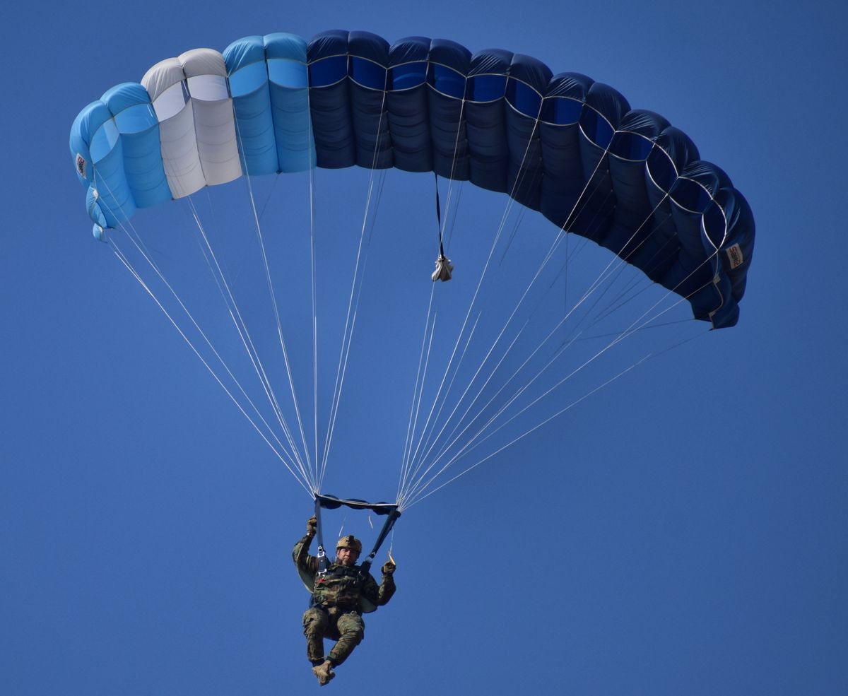 Catamarca. La sacó barata: un paracaidista calculó mal y casi empaña una importante fiesta. Catamarca. La sacó barata: un paracaidista calculó mal y casi empaña una importante fiesta.