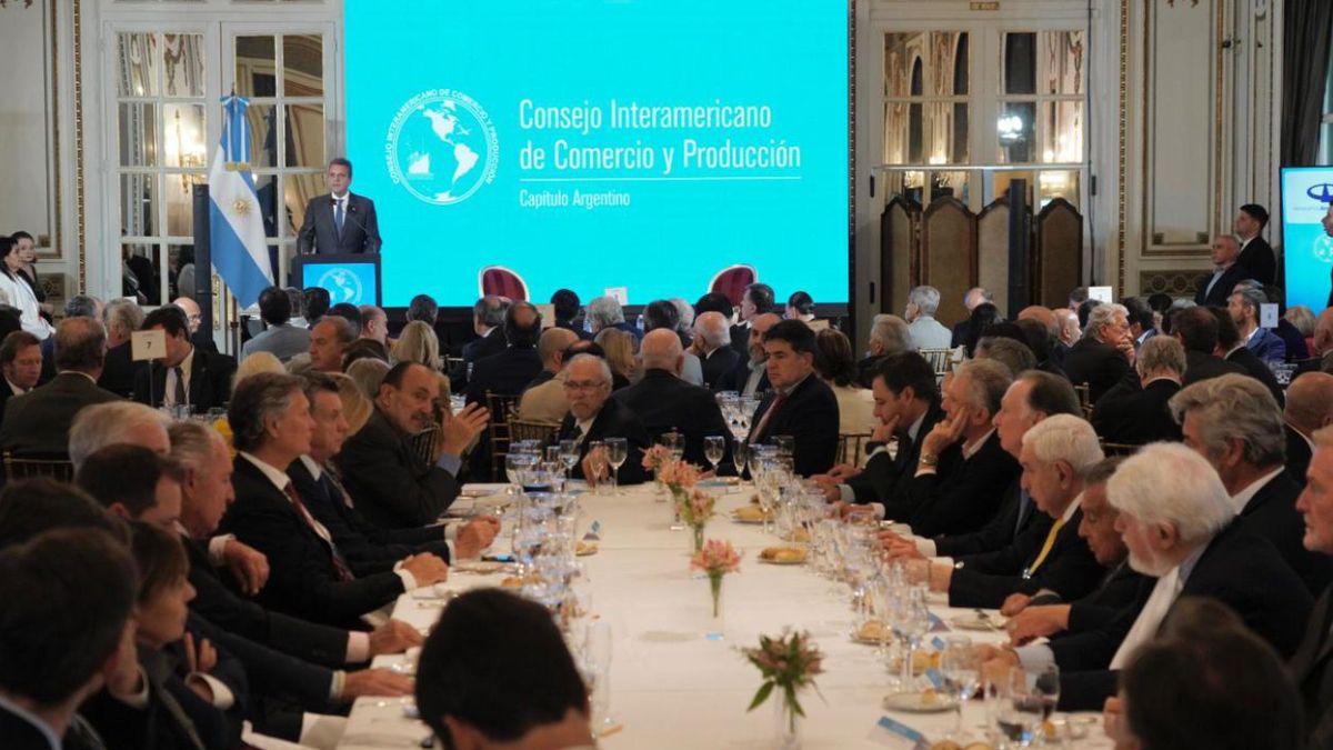 Sergio Massa ante un nutrido auditorio integrado por empresarios del comercio y la producción. Sergio Massa ante un nutrido auditorio integrado por empresarios del comercio y la producción.