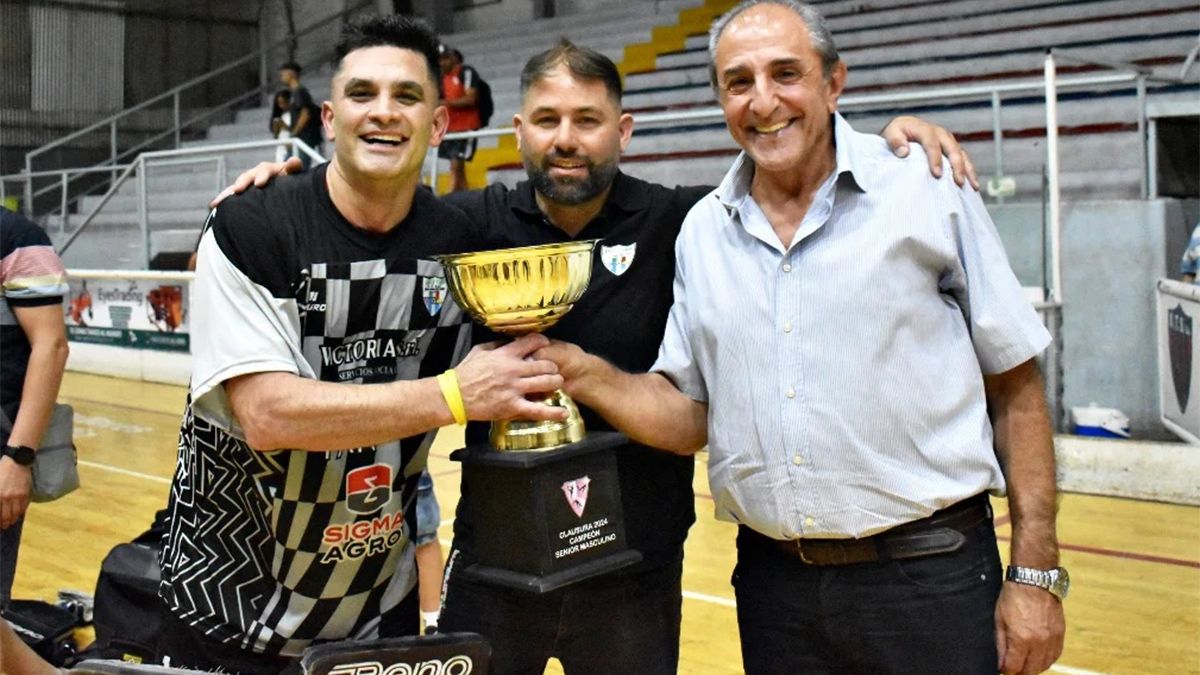El presidente de la Asociación Mendocina de Patín, Alberto Badui, premió a los campeones. El presidente de la Asociación Mendocina de Patín, Alberto Badui, premió a los campeones.