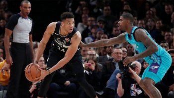 Antetokounmpo brilló en París y Milwaukee sumó un nuevo triunfo ante Charlotte