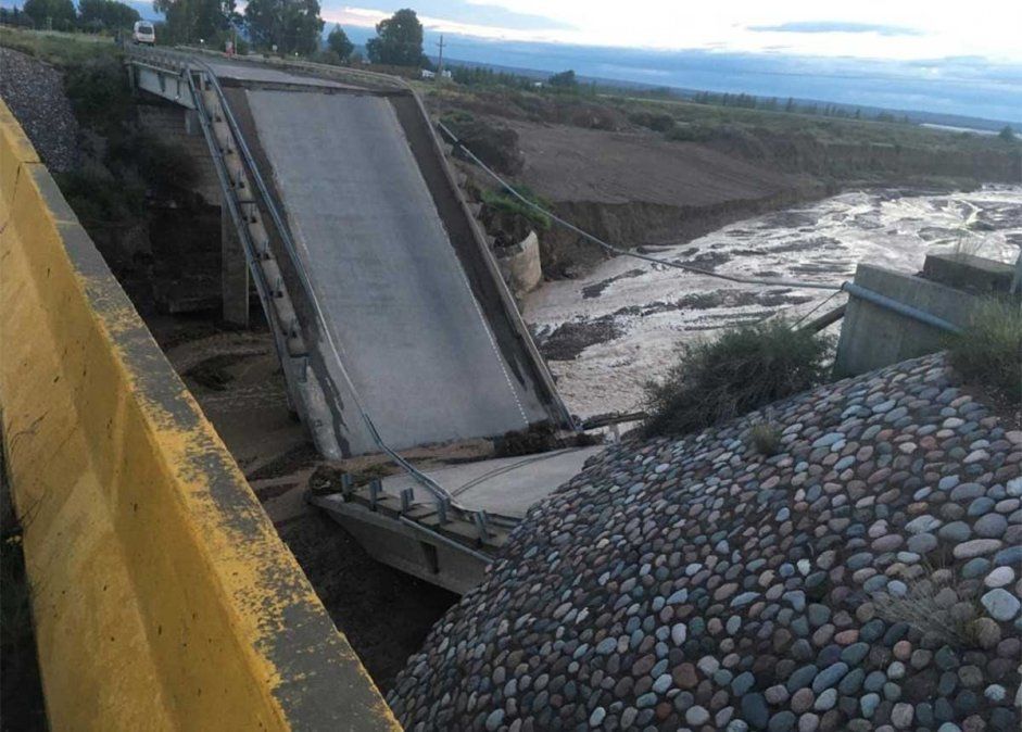 Colapsó un puente de la ruta 40 en Luján por la tormenta 