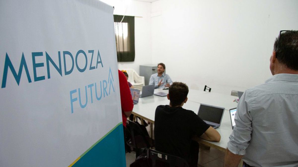 Mendoza Futura tiene como objetivo formar a jóvenes de entre 15 y 18 años de toda la Provincia en habilidades tecnológicas e innovativas.