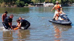 Dos funcionarios policiales salvaron la vida a una mujer que se arrojó al río Gualeguaychú