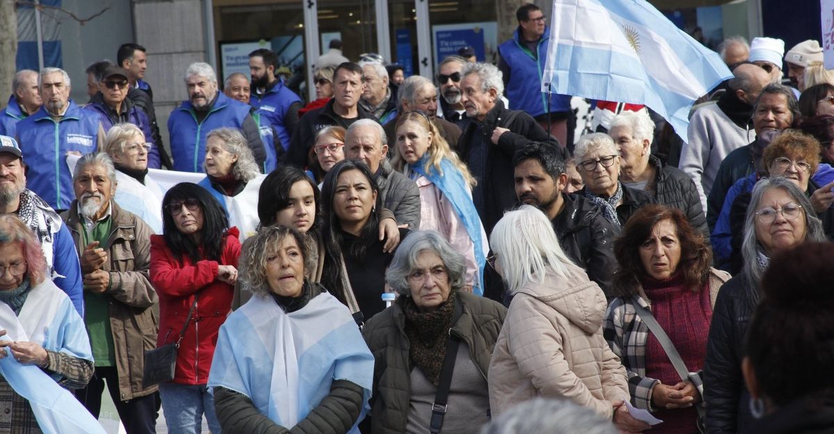 El celeste y blanco predominó en la marcha de los jubilados de Mendoza.