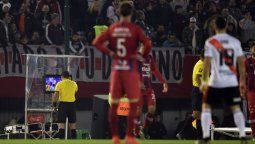 El partido de River arrancó con polémica y el VAR estuvo de por medio