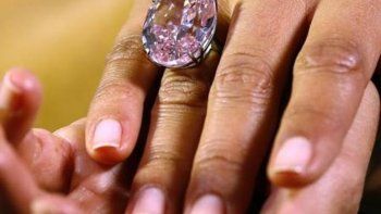 Un singular diamante rosa por 27 millones de euros