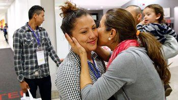 Adolescentes salvadoreños se reúnen con sus padres en Estados Unidos