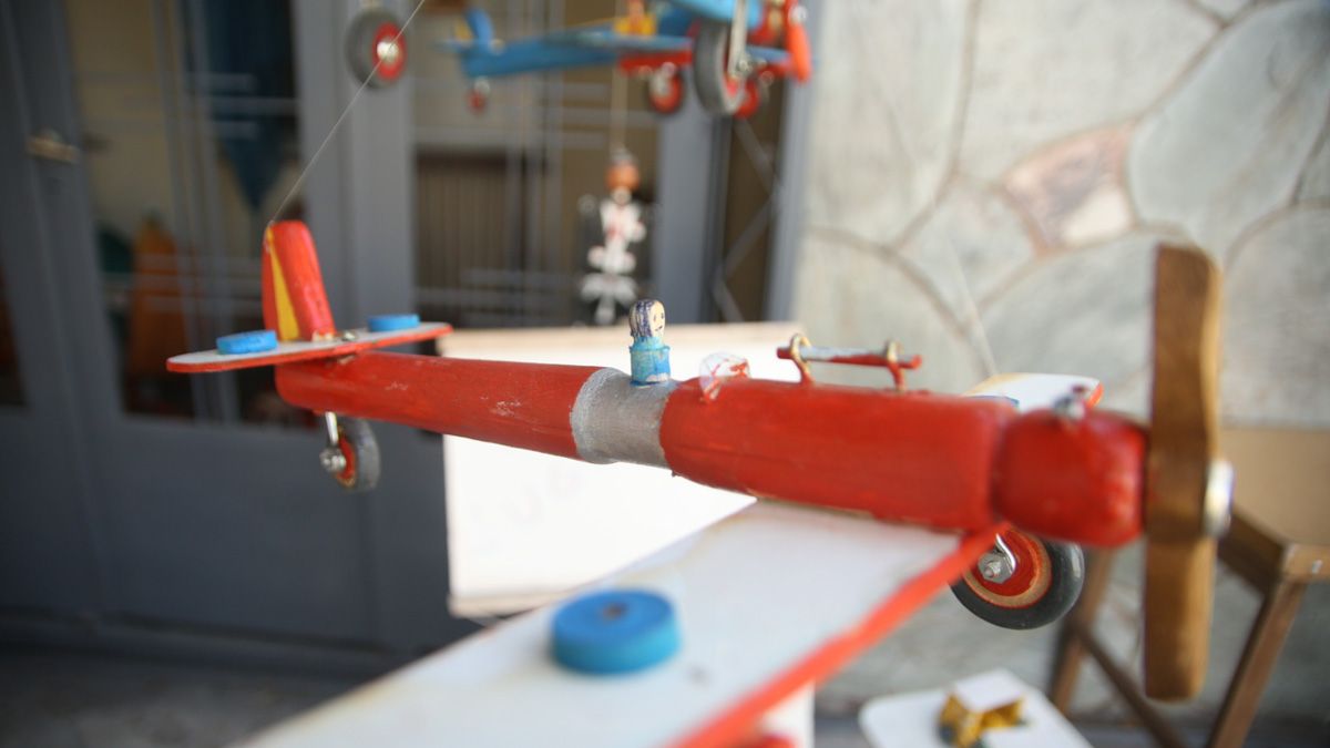 Los avioncitos son las creaciones más requeridas por la clientela de Beningazza, con muchos turistas extranjeros que compran estos juguetes para regalar en sus países de origen.