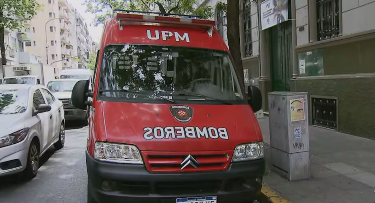 Tres alumnos adolescentes de un colegio sufrieron quemaduras por una violenta explosión durante un experimento de química.