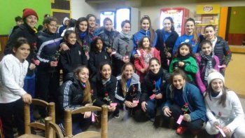 Gran gesto: Las Águilas estuvieron con chicas de escuelita