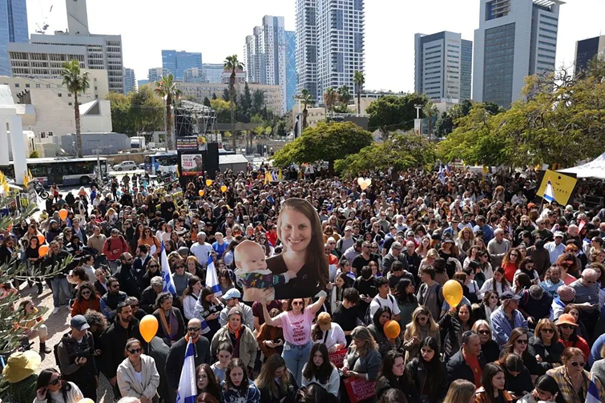 Cientos de personas congregadas en la Plaza de los Rehenes de los rehenes de Tel Aviv