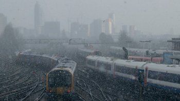 Londres amaneció cubierta de nieve y hubo caos en el transporte