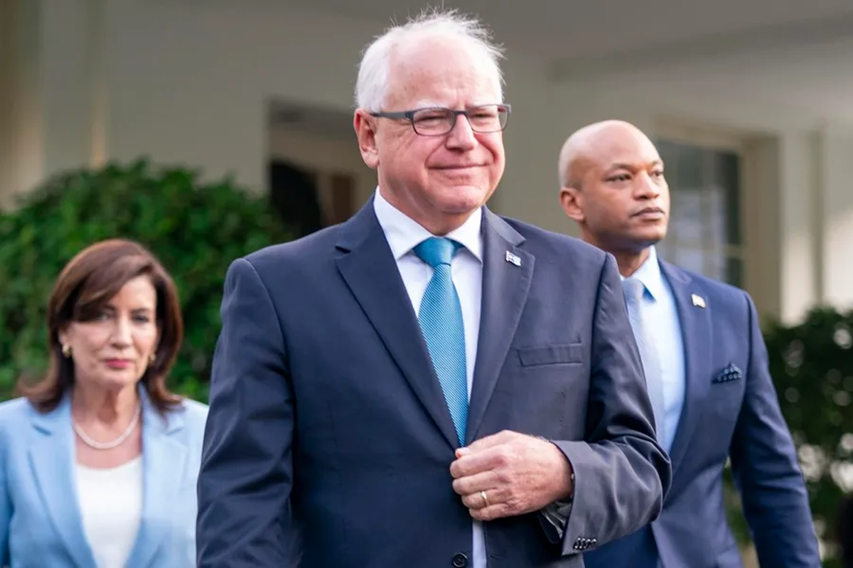 Tim Walz es el actual gobernador de Minnesota. Atrás lo acompañan la gobernadora de Nueva York, Kathy Hochul, y el gobernador de Maryland, Wes Moore. Crédito: EFE/EPA/Shawn Thew/ Archivo Tim Walz es el actual gobernador de Minnesota. Atrás lo acompañan la gobernadora de Nueva York, Kathy Hochul, y el gobernador de Maryland, Wes Moore. Crédito: EFE/EPA/Shawn Thew/ Archivo