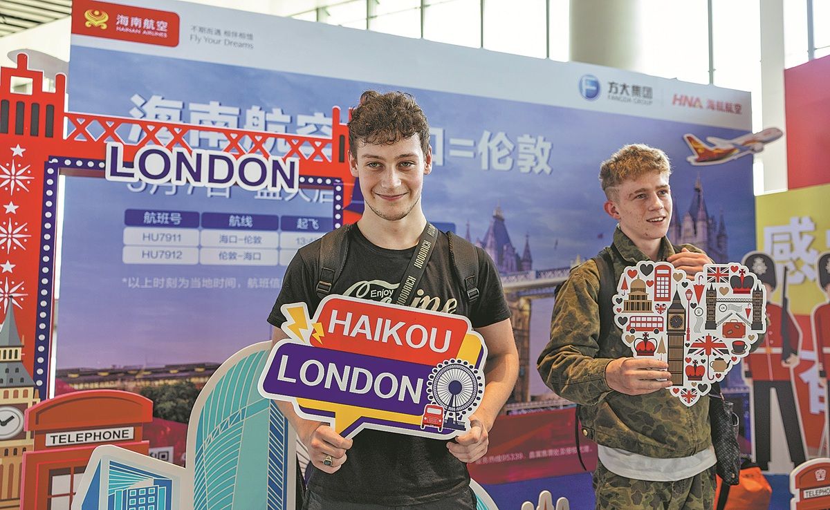 Viajeros posan para fotos durante el lanzamiento de una nueva ruta aérea directa entre Haikou, provincia de Hainan, y Londres. PARA USO DE CHINA DAILY
