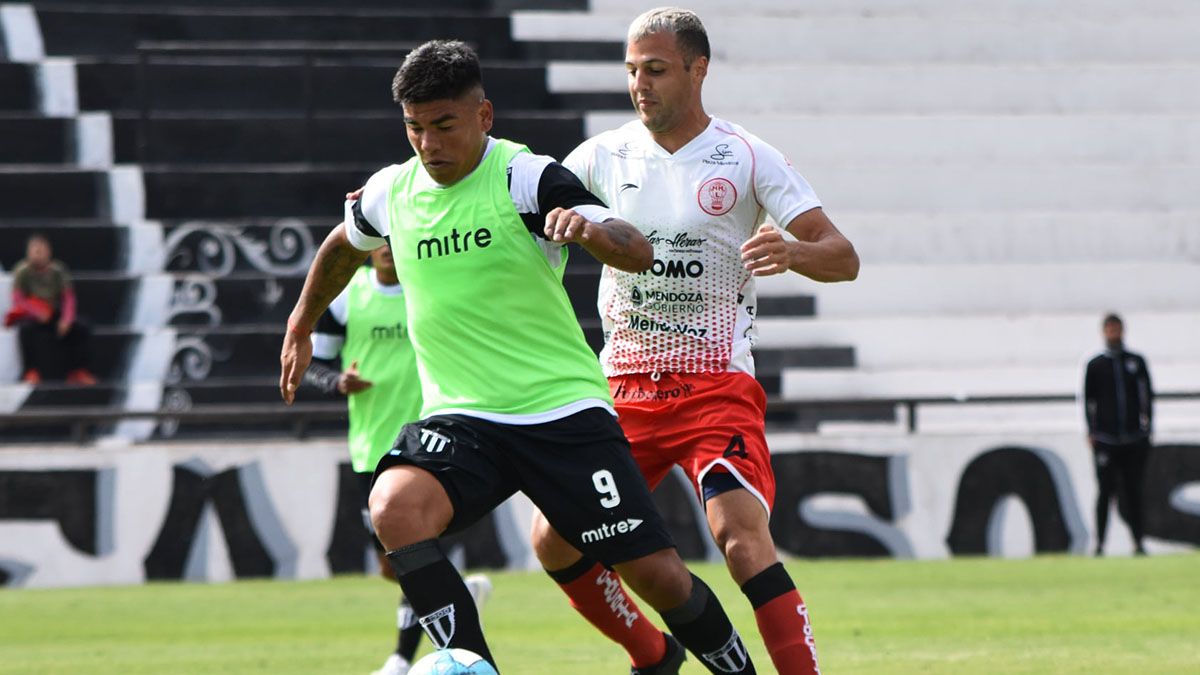 El Polaco Facundo Rodríguez está en acción en el amistoso ante Gimnasia. Marca a Ramón Lentini.