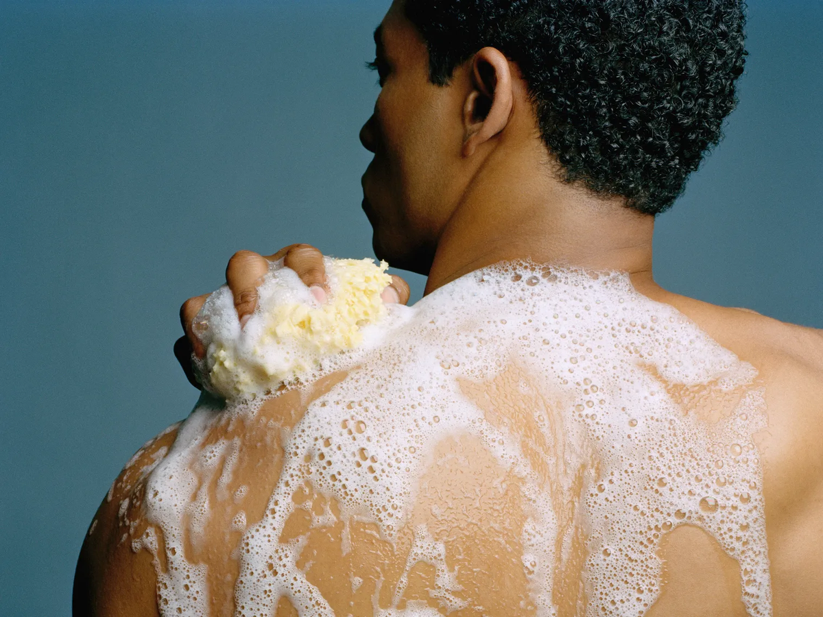 La melena larga y grasa puede propiciar la aparición de granitos en la espalda La melena larga y grasa puede propiciar la aparición de granitos en la espalda