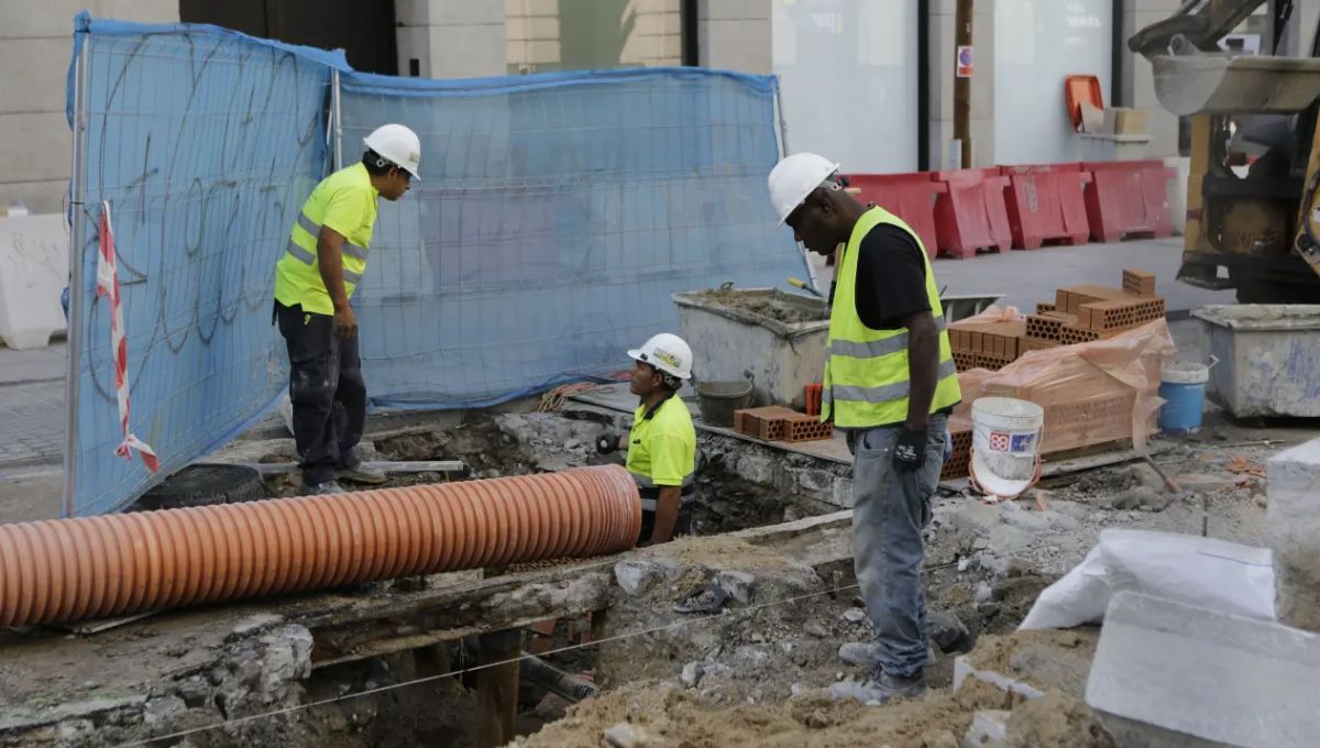 Albañiles trabajan en una obra en Madrid, uno de los sectores más afectados por la falta de mano de obra y el escaso relevo generacional en España. Foto: Óscar Chamorro / El Heraldo Albañiles trabajan en una obra en Madrid, uno de los sectores más afectados por la falta de mano de obra y el escaso relevo generacional en España. Foto: Óscar Chamorro / El Heraldo 