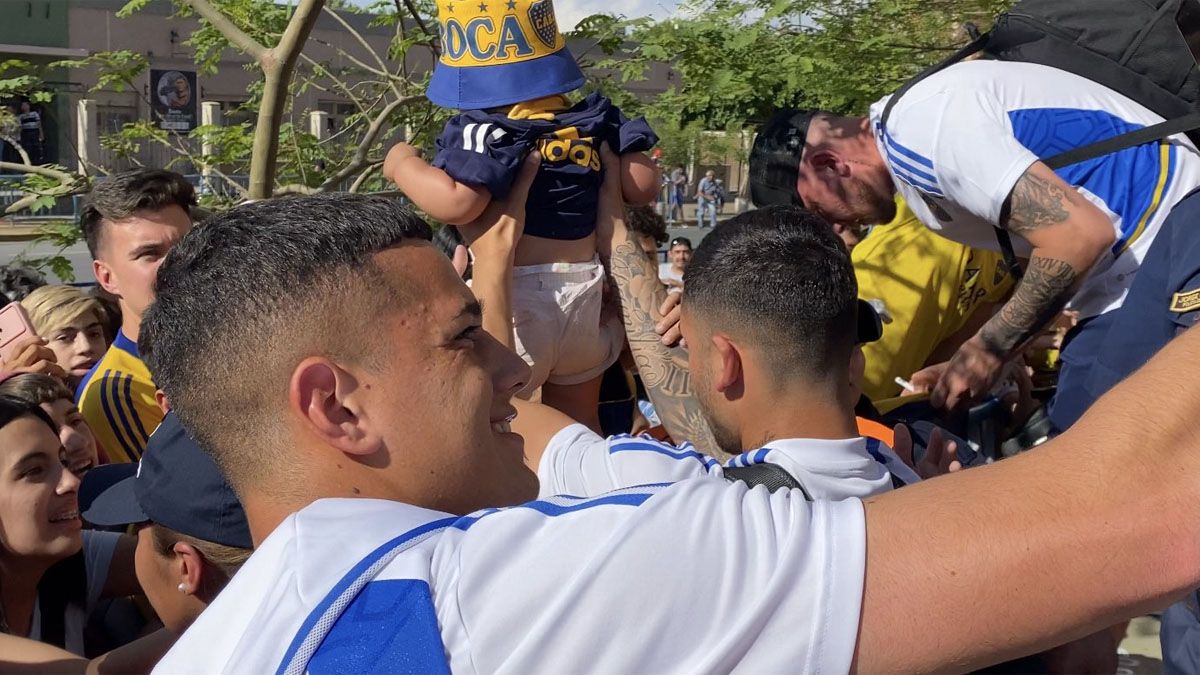 Boca llegó a San Juan y fue recibido por una multitud.  