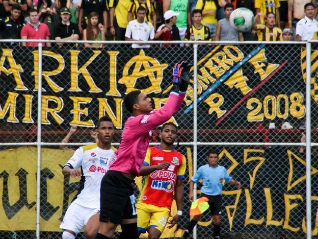 Terrible caño de un arquero, como el de Riquelme a Yepes