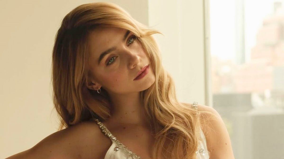 La actriz Clara Galle interpreta a Raquel Mendoza en la película de Netflix.