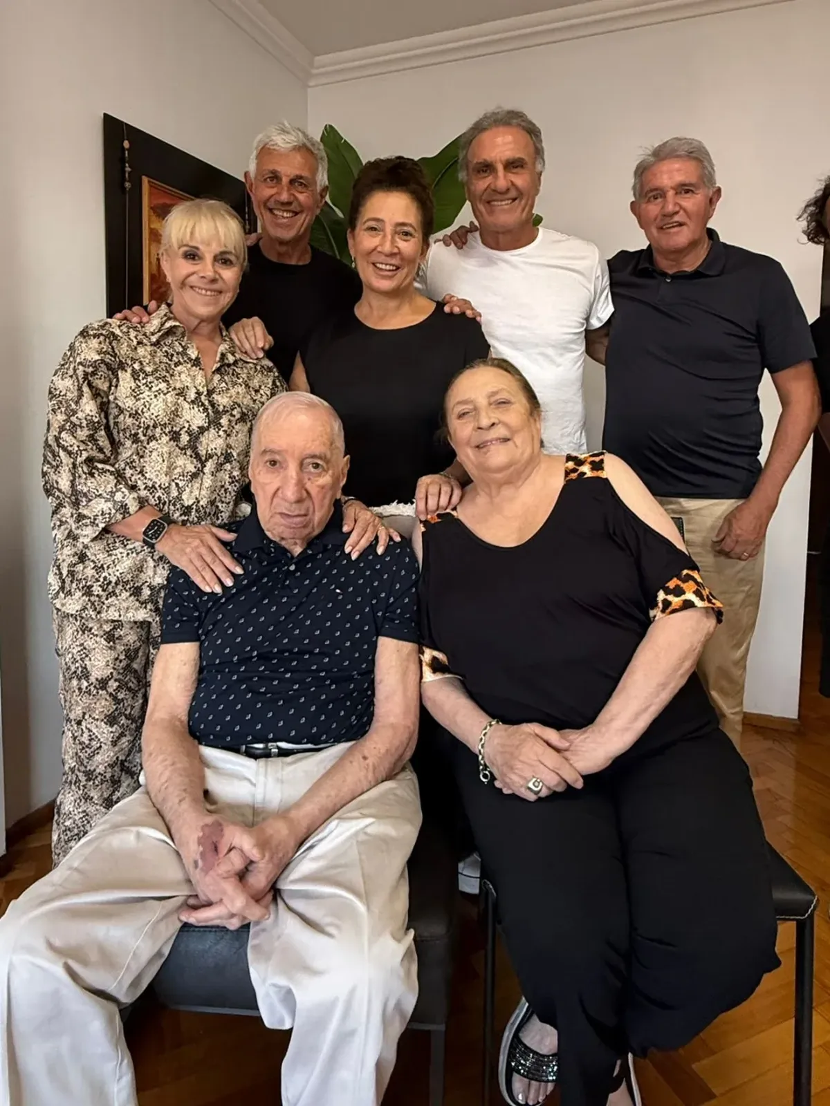 Giusti, Burruchaga y Ruggeri con Carlos Bilardo y su familia.