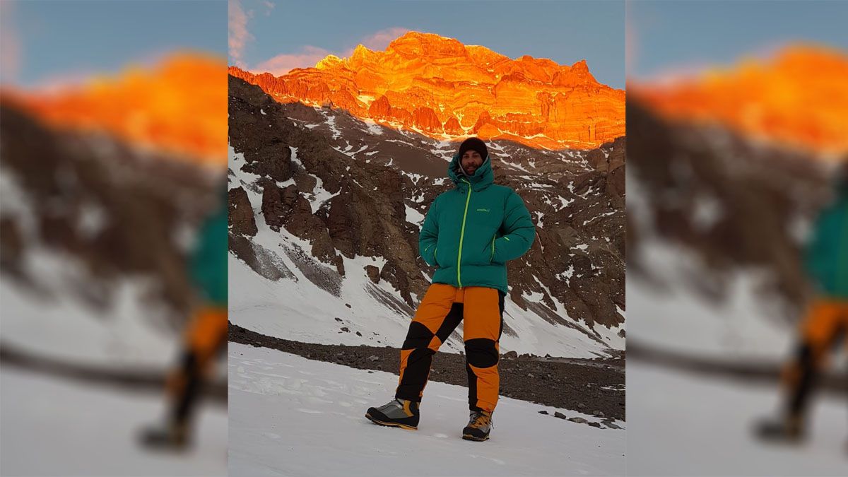 Claudio Fredes en Plaza de Mulas, a 4.300 metros de altura, con el Aconcagua de fondo. Claudio Fredes en Plaza de Mulas, a 4.300 metros de altura, con el Aconcagua de fondo.