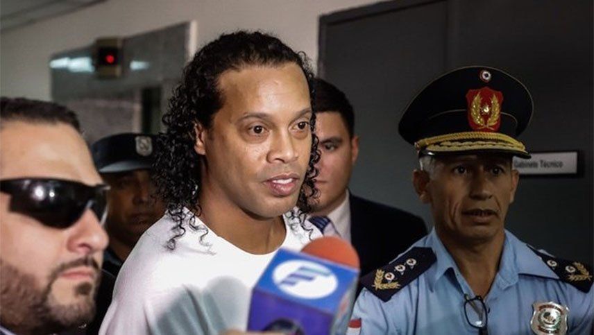 El video de Ronaldinho fimando autógrafos tras salir de la cárcel
