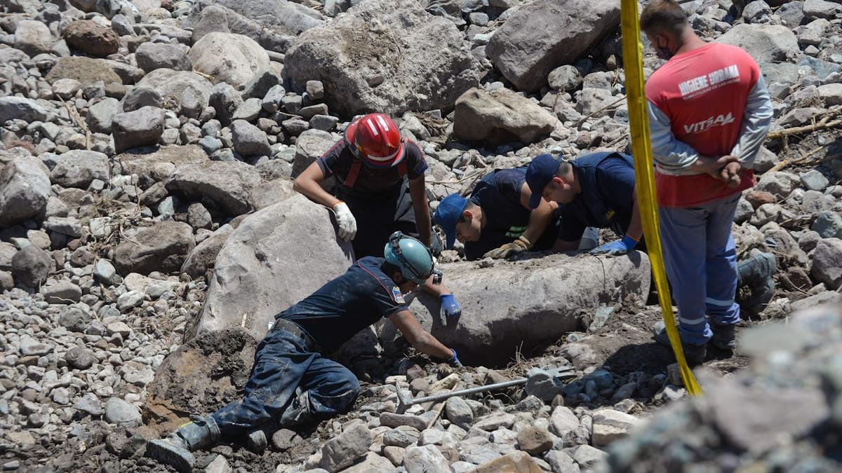 Bomberos buscó por debajo de las rocas donde fue encontrado el auto de la víctima