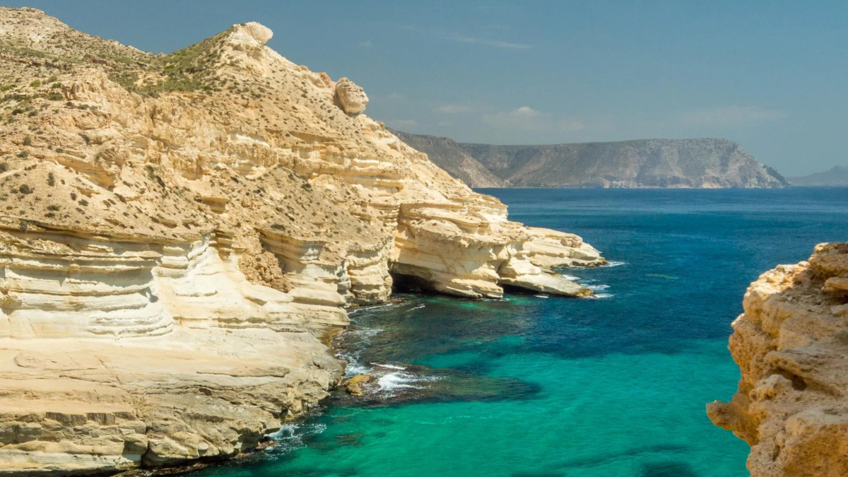 Los Escullos es un pequeño pueblo pesquero perteneciente al municipio de Níjar, en la provincia de Almería. Los Escullos es un pequeño pueblo pesquero perteneciente al municipio de Níjar, en la provincia de Almería.