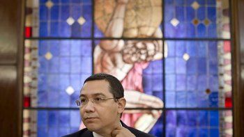 Renunció el primer ministro de Rumania tras un incendio en una discoteca que dejó más de 30 muertos
