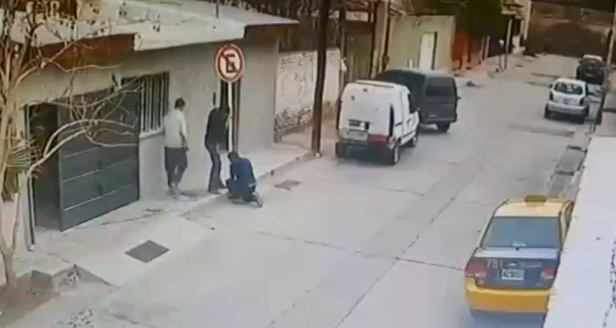 El momento en que el hombre corta el cartel de prohibido estacionar colocado en el frente de su domicilio.