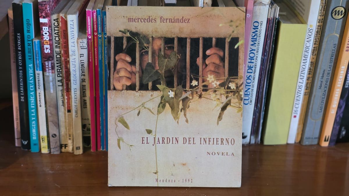 La novela El Jardín del Infierno, de Mercedes Fernández, publicada en 1992 y luego llevada a la tevé, será relanzada en 2026. Fotos: Nicolás Rios La novela El Jardín del Infierno, de Mercedes Fernández, publicada en 1992 y luego llevada a la tevé, será relanzada en 2026. Fotos: Nicolás Rios