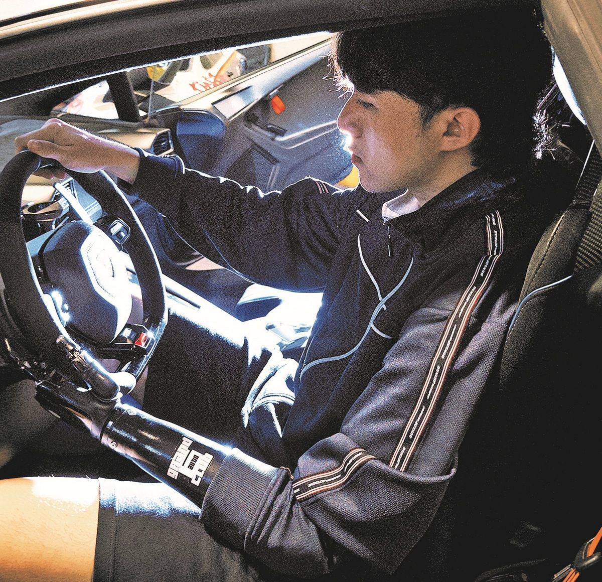 Sai Benyuan, quien tiene una mano protésica, conduce un auto en Hangzhou, provincia de Zhejiang. PARA USO DE CHINA DAILY
