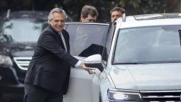 Fernández vuelve al país para seguir de cerca la transición