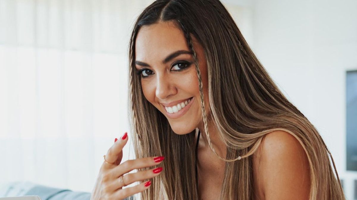 En bikini animal print y a la orilla de la piscina, Floppy Tesouro cautivó a todos con sus infartantes curvas