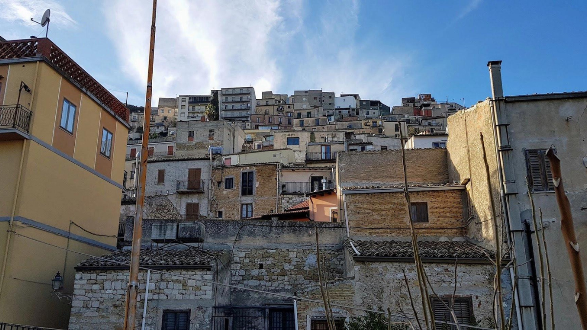 Las casas disponibles en este pueblo de España a un euro no son nuevas ni lujosas y en la mayoría de los casos suelen necesitar mejoras estructurales. Las casas disponibles en este pueblo de España a un euro no son nuevas ni lujosas y en la mayoría de los casos suelen necesitar mejoras estructurales.